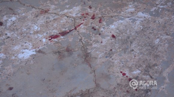 Sangue do local onde a mulher foi esfaqueada - Foto: Varlei Cordova/ AGORA MT
