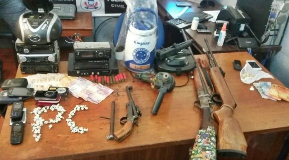 Armas, drogas e materiais apreendidos durante a operação - Foto: PJC