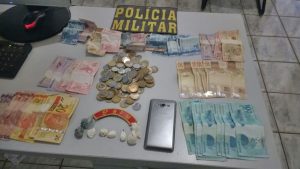 Dinheiro e drogas apreendias - Foto: divulgação PM