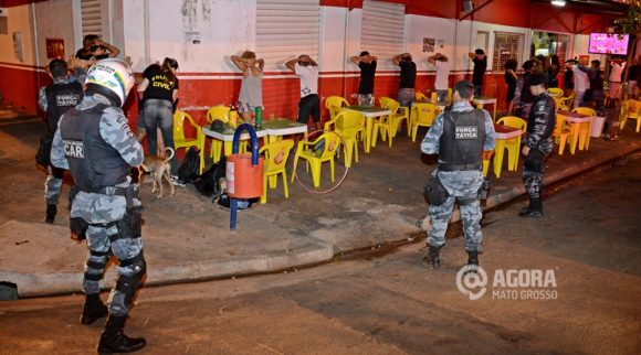 Abordagens em frequentadors de uma lanchonete na avenida Marechal Rondon - Foto: Varlei Cordova / AGORA MT