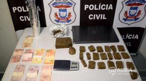 Drogas dinheiro balanca e notebook apreendido com o suspeito - Foto: Varlei Cordova / AGORA MT