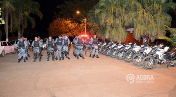 Força Tática e Grupo CAR recebendo as informações sobre a operação - Foto: Varlei Cordova / AGORA MT