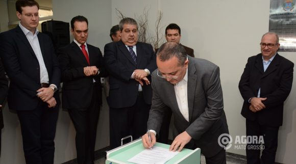 Governador Pedro Taques assina o convenio com a Santa Casa - Foto: Varlei Cordova / AGORA MT