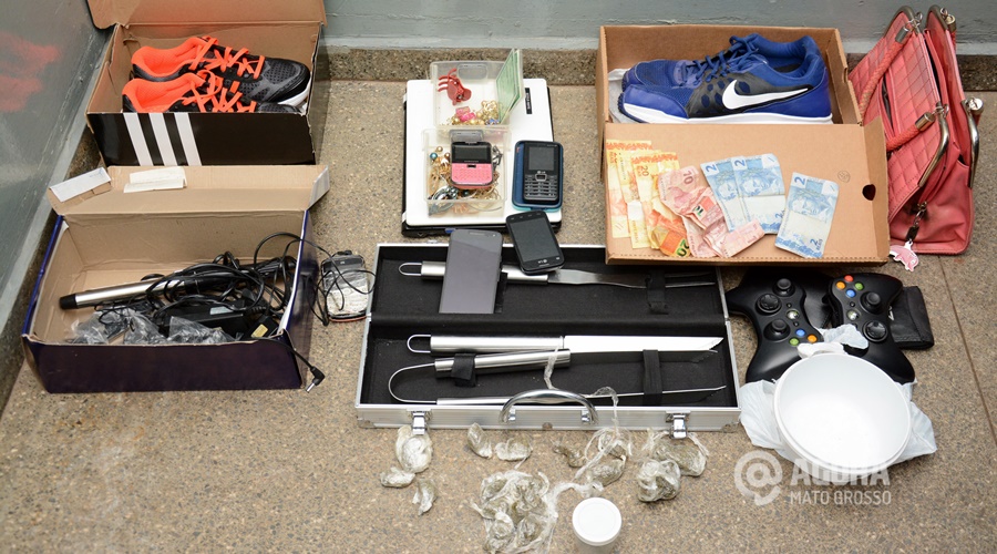 Objetos encontrados com os suspeito de roubo a residencia - Foto: Varlei Cordova / AGORA MT