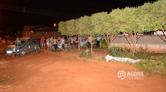 Polícia Militar fazendo o izolamento do local do homicídio - Foto : Messias Filho / AGORA MT