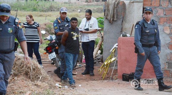 Suspeito foi preso no local do crime pela PM - Fotot: Ronaldo Teixeira/AGORAMT