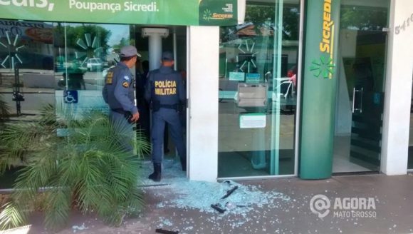 Vidros da agência foi quebrado no momento do assalto - Foto: Varlei Cordova/AGORAMT