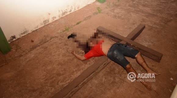 Vítima de homicídio no Bairro Jrdim Ipanema - Foto : Messias Filho / AGORA MT