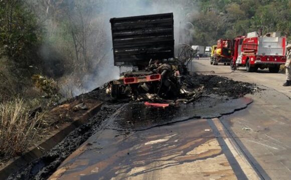 Bombeiros e equipe da Rota do Oeste apagaram as chamas - Foto: Divulgação / PRF