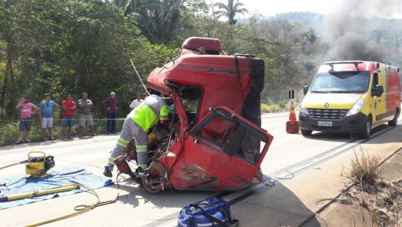 Equipe de resgate conseguiu salvar o motorista que estava preso às ferragens- Foto: Divulgação / PRF