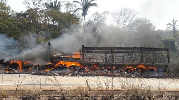 Carreta sendo destruída pelo fogo - Foto: Divulgação / PRF