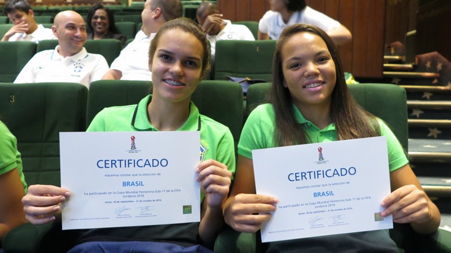Ana Vitória recebendo certificado - Foto: CBF