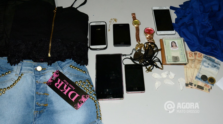 dinheiro-roupas-celulares-drogas-encontrado-com-as-suspeitas-detidas-na-area-central - Foto: Varlei Cordova / AGORA MT
