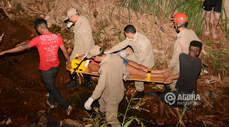 Mulher sendo socorrida após cair em uma rede de esgoto ao tentar se abrigar - Foto : Messias Filho / AGORA MT