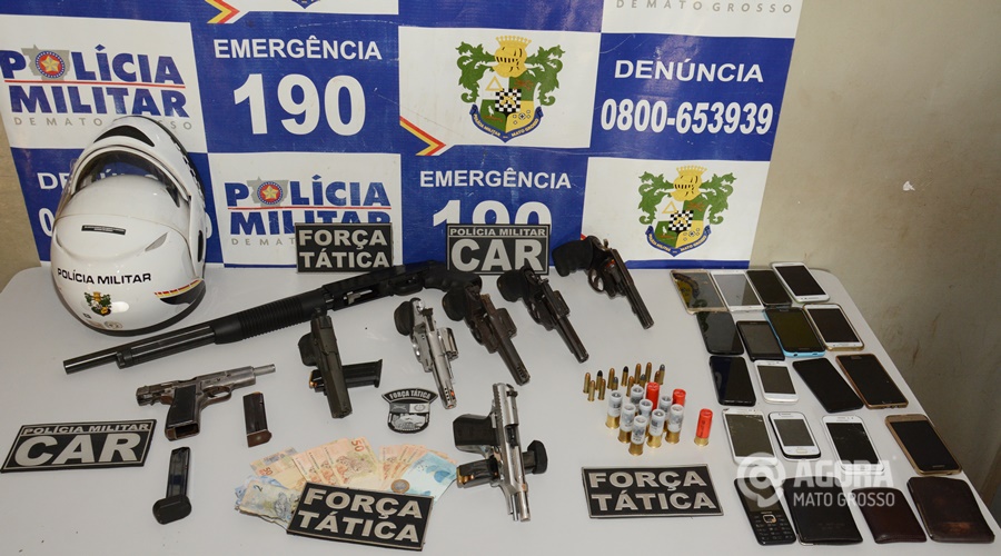 Arma dinheiro celulares apreendidos com os suspeitos - Foto: Varlei Cordova/AGORAMT