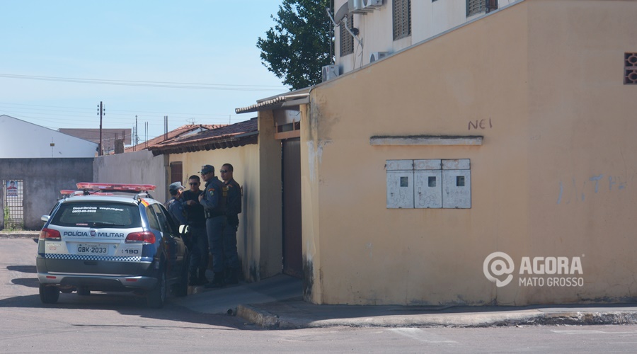 Policia Militar na casa paroquial apura as primeiras informações - Foto: Ricardo Costa / AGORA MT