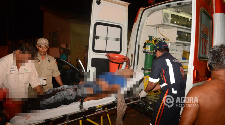 Vítima de tentativa de homicídio sendo socorrida por profissionais do SAMU - Foto : Messias Filho / AGORA MT