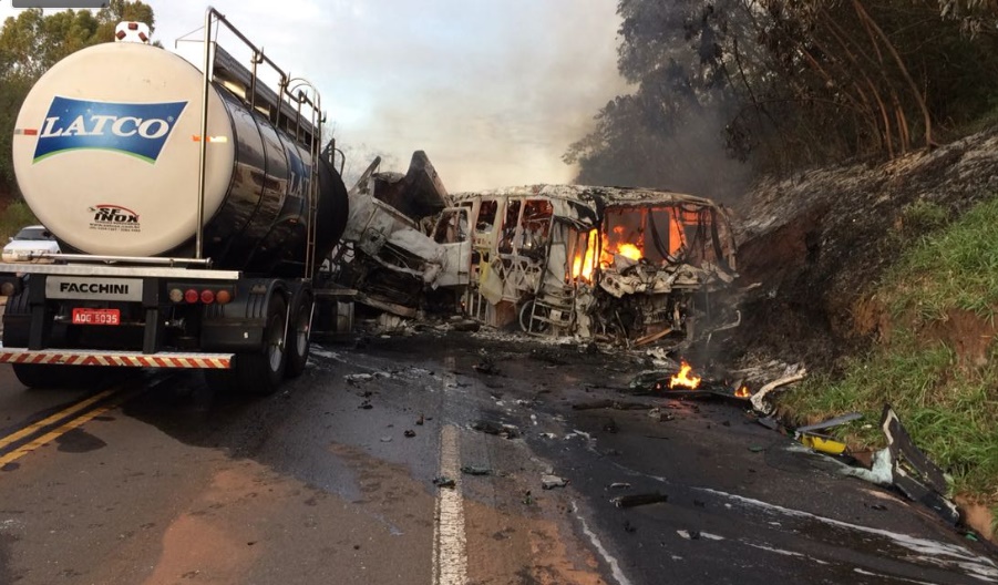 Imagem: acidente entre ônibus e caminhão carredo de leite