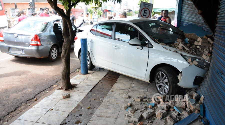 Acidente entre dois veiculos no cruzamento da Fernando Correa com a Rui Barbosa - Foto: Varlei Cordova/ AGORA MT