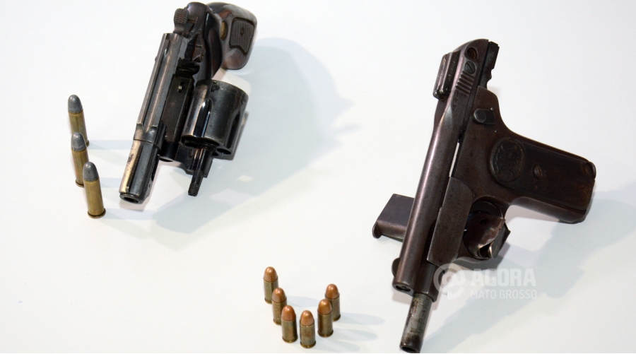 Armas apresentadas na coletiva da operação seguro premiado - Foto: Varlei Cordova/ AGORA MT