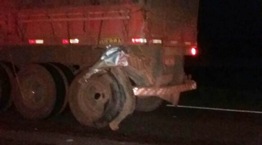 Caminhonete bate na traseira da carreta e passageiro morre em Jaciara -Foto: Nucom MT
