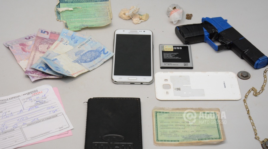 Drogas, celular e o simulacro encontrados com o suspeito - Foto: Varlei Cordova / AGORA MT