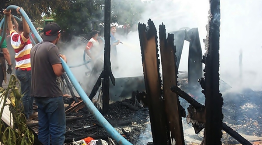 Moradores trablaham para apagar o fogo - Fotos: Reginaldo Viana e Paulo César