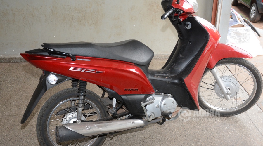 Moto Honda Biz recuperada pela Polícia Militar - Foto: Varlei Cordova / AGORA MT