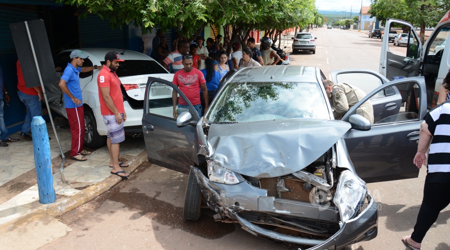 Samu atendendo vitima de acidente entre dois veiculos no cruzamento da Fernando Correa com a Rui Barbosa - Foto: Varlei Cordova/ AGORA MT