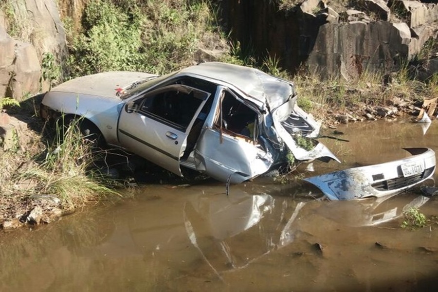 Imagem: Veículo ficou destruído após acidente na BR 282