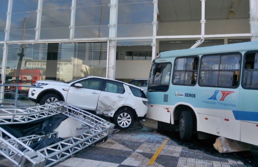 Imagem: acidente com onibus em concessionaria em cuiaba