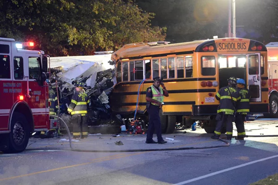 Imagem: acidente entre ônibus nos EUA