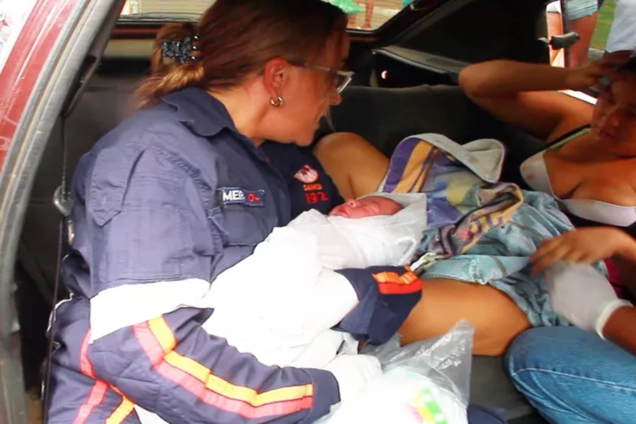 Imagem: bebê nasce no meio de trãnsito após carro quebrar