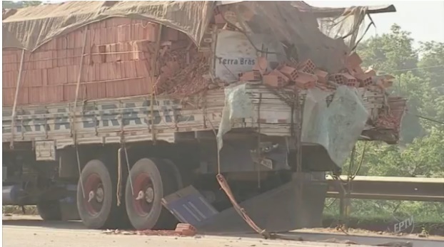 Imagem: caminhão estava carregado de tijolos