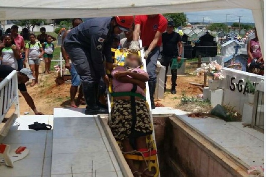 Imagem: mulher alcoolizada cai em túmulo