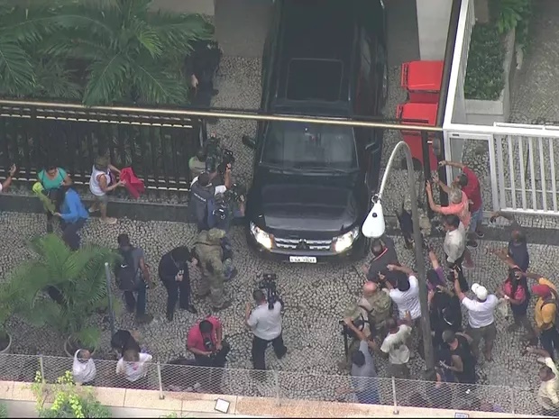 Imagem: pessoas invadem a casa do ex  governador no momento da prisão