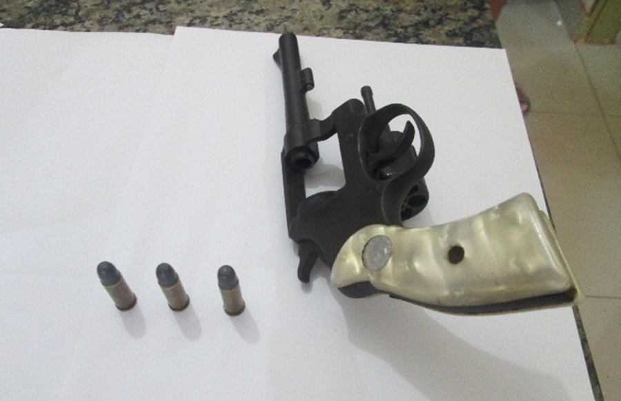 O revolver estava com a numeração raspada - Foto: Varlei Cordova/ AGORA MT