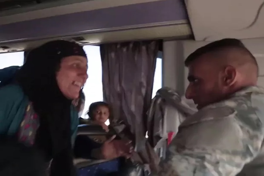 Imagem: soldado reencontra a mãe em ônibus de refugiados
