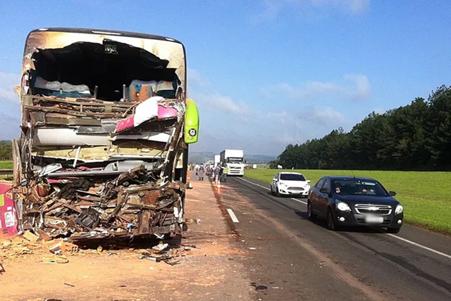 Imagem: Ônibus bateu na traseira do caminhão