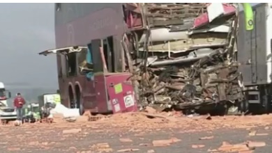 Imagem: ônibus ficou destruído