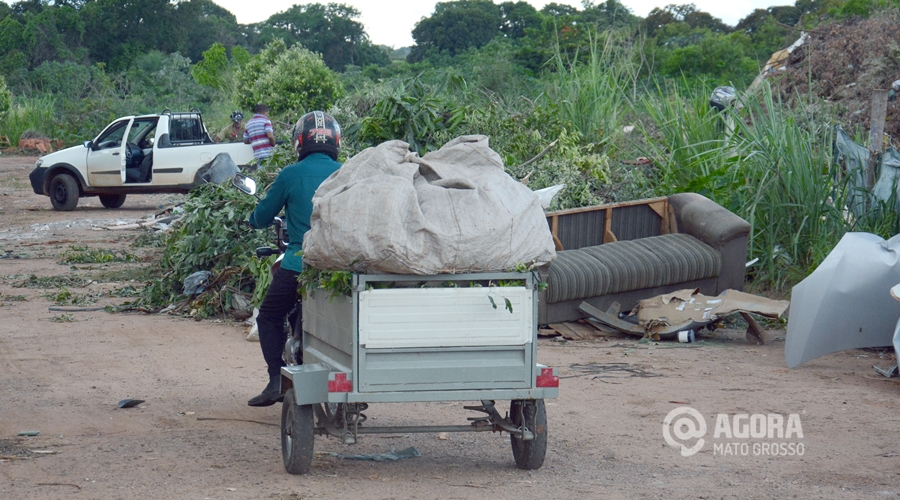 A todo instante carros e motos chegam para despejar lixo - Foto: Ricardo Costa / AGORA MT