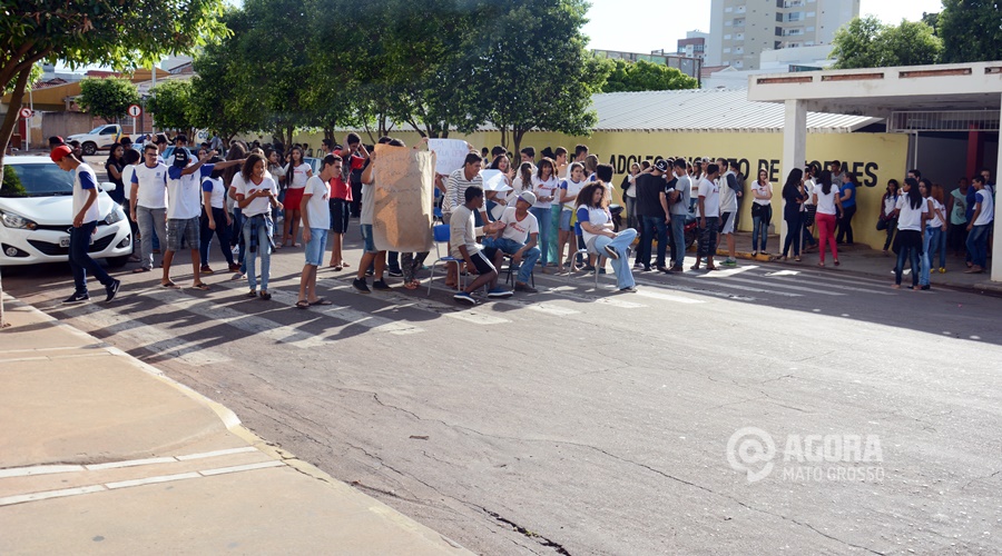 Alunos fazendo manifesto em frente a escola - Foto : Messias Filho / AGORA MT