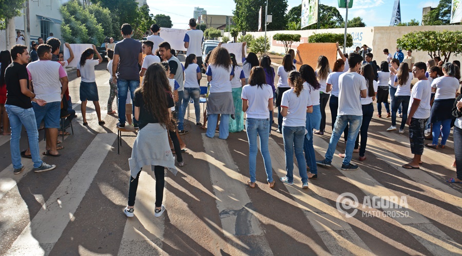 Alunos fazendo manifesto na rua Dom Pedro II - Foto : Messias Filho / AGORA MT