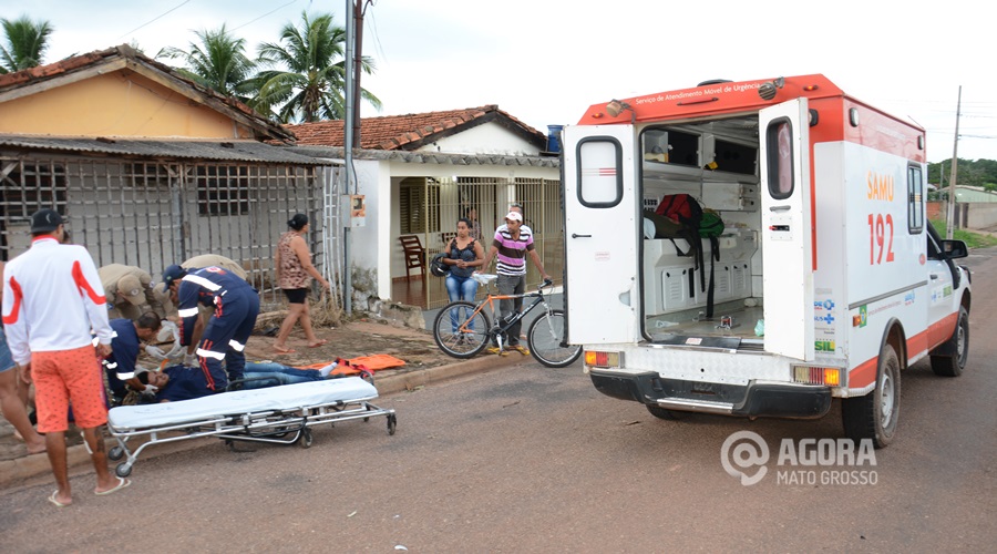 Condutor da motocicleta recebendo os primeiros socorros - Foto : Messias Filho / AGORA MT