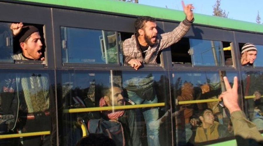 Imagem: Moradores de Aleppo e rebeldes são retirados em comboios de ônibus