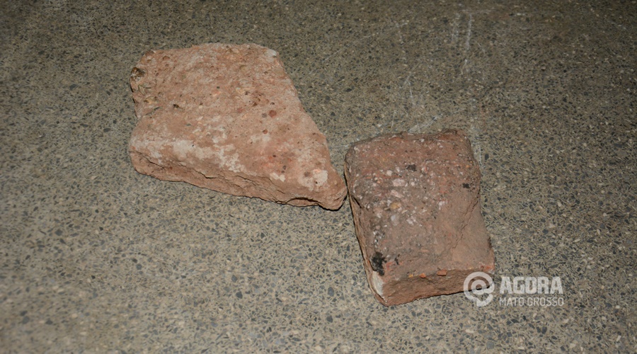 Pedras usadas na tentativa de homicídio - Foto : Messias Filho / AGORA MT