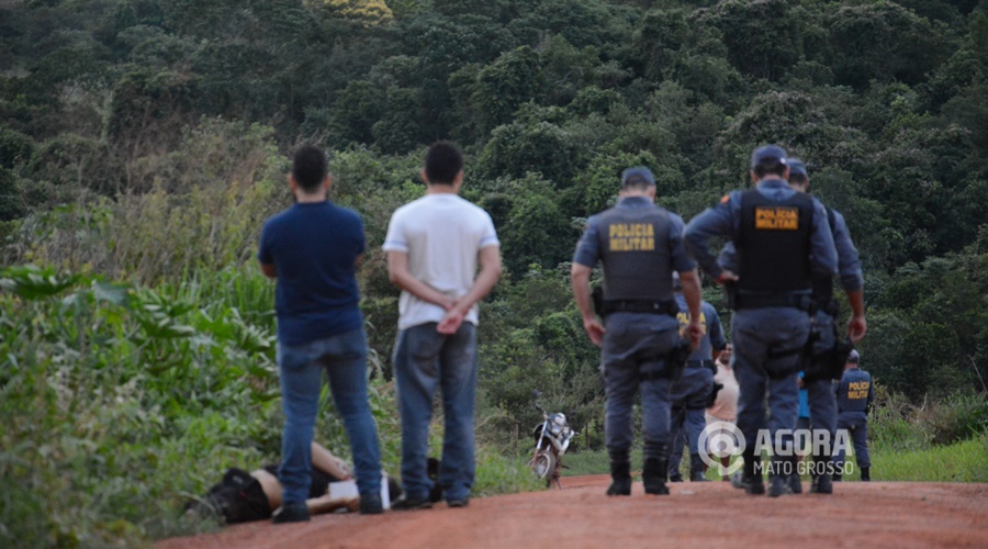 Polícia Civil e Polícia Militar no local do homicídio - Foto : Messias Filho / AGORA MT