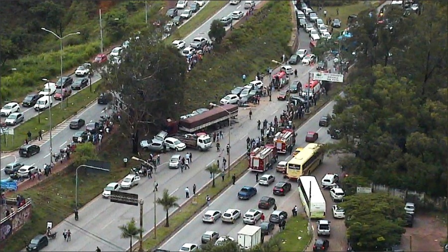 Imagem: acidente com dezenas de carRos em rodovia de BH..