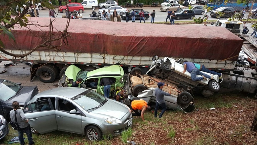 Imagem: acidente com dezenas de carRos em rodovia de BH.