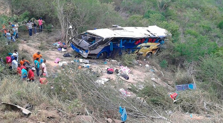 Imagem: acidente com ônibus de turismo deixa 6 mortos.